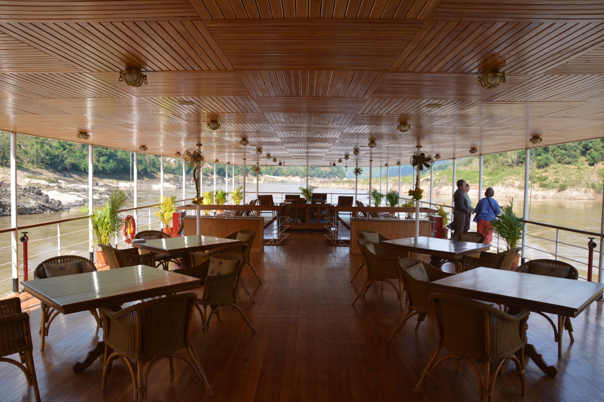 Pandaw RV Laos Pandaw Dining 2.jpg